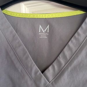 Medelita small scrub top